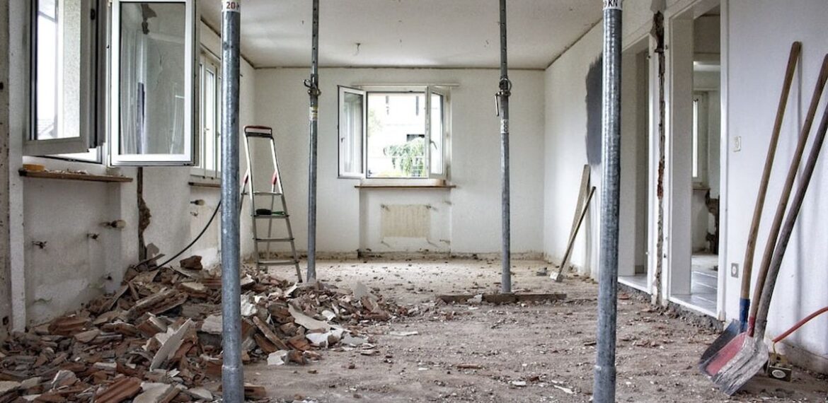 tanda rumah perlu renovasi terlihat dari dinding retak dan atap bocor