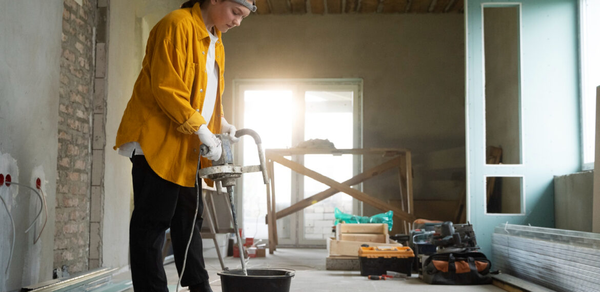 Pekerja bangunan sedang melakukan renovasi pada rumah ukuran 60m².
