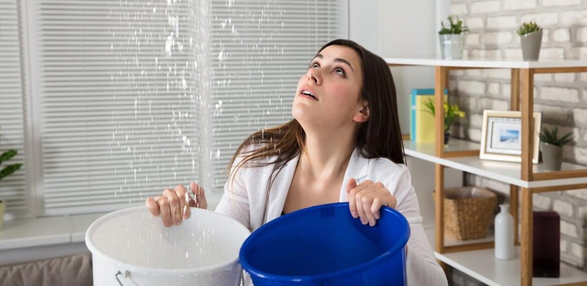 rumah bocor saat musim hujan akibat kesalahan desain