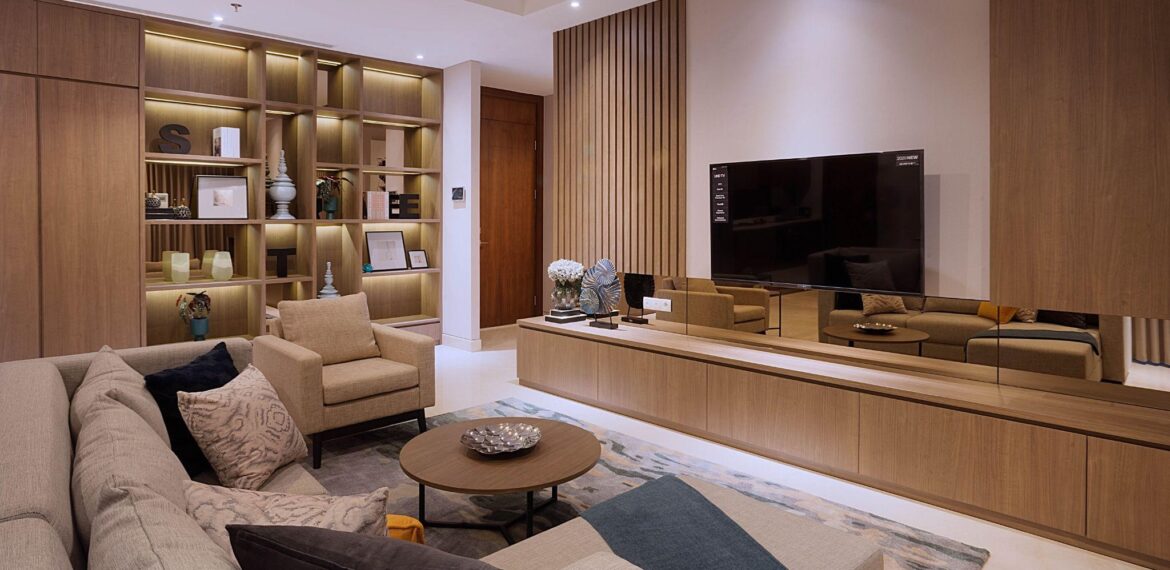 ruang keluarga nyaman dengan karpet dan sofa empuk