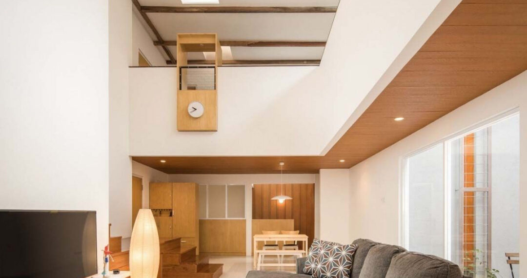 desain ruang ibadah di rumah dengan pencahayaan alami lembut saat bulan puasa