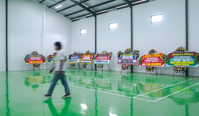 Desain gudang distributor modern dengan struktur baja bentang lebar dan pencahayaan maksimal