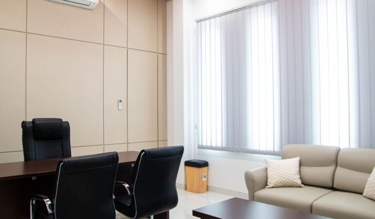 Desain ruang direktur kantor distributor dengan panel dinding modern dan suasana elegan