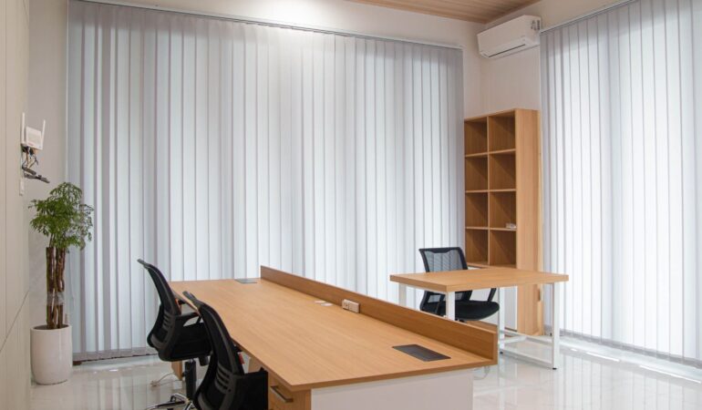 Desain ruang meeting kantor distributor modern