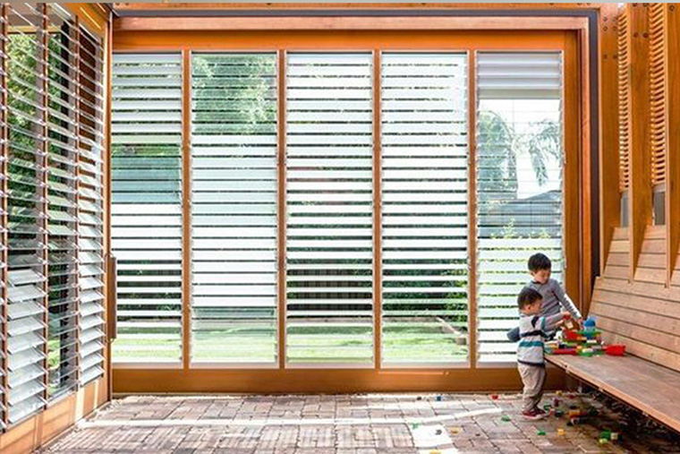 kaca nako pada rumah tropis modern untuk ventilasi alami